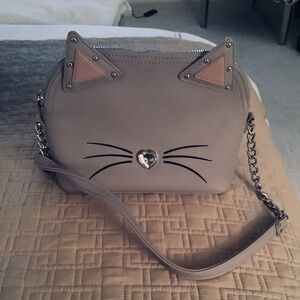 BETSY JOHNSON GRAY FAUX LEATHER CAT CROSSBODY HANDBAG